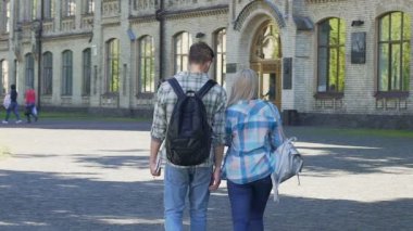 Akademiye yürüyüş ve gelecekteki sınav, yavaş hareket tartışırken öğrenciler çifti