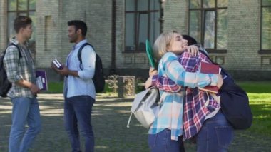 İki güzel bayan arkadaşlar kampüs yakınında, uzun zamandır beklenen randevu sarılma