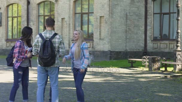 Groep van vrolijke multi ethiek vrienden bespreken hoe te vieren test passeren — Stockvideo