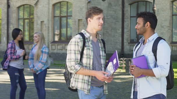 Multiethnische männliche Freunde scherzen und lachen, haben Pause an der Universität — Stockvideo