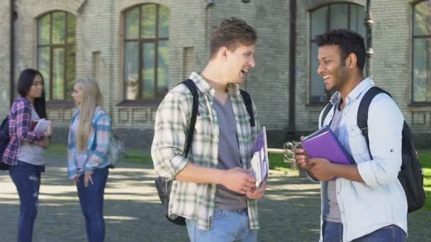 두 명의 다민족 남자 얘기 하 고 서로 하이 파이브를 주는. 학생 생활 — 비디오