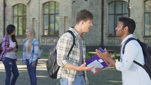 Vrolijke multi-etnisch mannelijke studenten vreugde succesvolle test passeren, slowmotion — Stockvideo