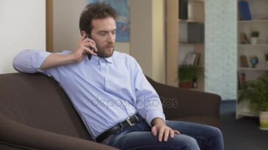 Kızgın erkek telefonda konuşurken onun rakibi, duygusal stres, sorunları ile