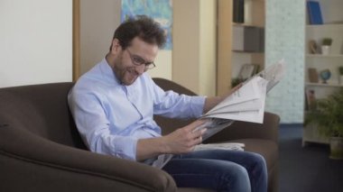 Gazete, okuma memnun müdür rahat kanepe, basın oturan kişi