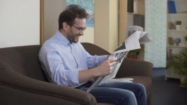 Gazete, serbest zaman ve gevşeme evde anekdotlar okuma memnun adam