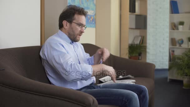 Homme stressé avec des lunettes de lecture de mauvaises nouvelles dans le journal, crise, perdant — Video