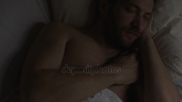 Вид зверху красивий дорослий чоловік спить у ліжку, здоровий сон, нічний час — стокове відео