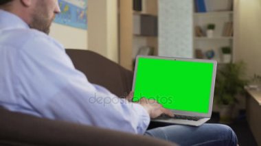 Sosyal ağ, serbest meslek sahibi dizüstü bilgisayarda çalışan yeni makale yazmaya erkek blogger