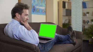 Profesyonel gazeteci laptop ile yeşil perde, serbest makale yazarak