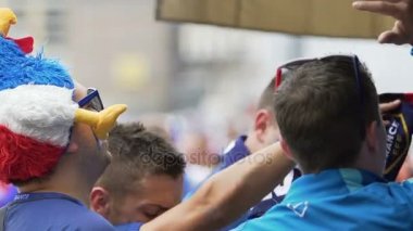 Marseille, Fransa - 15 Haziran 2016: Uefa Euro 2016. Futbol taraftarları daha önce Fransa vs Arnavutluk oyunu. Erkekler futbol sloganı çığlık, eller yükselterek ve canlı maç izlerken yayını