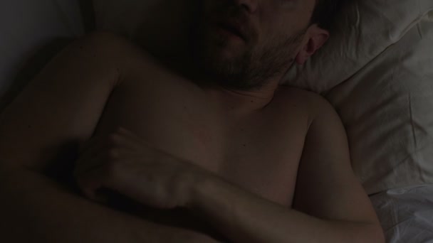 Fáradt férfi alszik az ágyában, relaxációs Dolgos nap után, lefekvés előtt — Stock videók