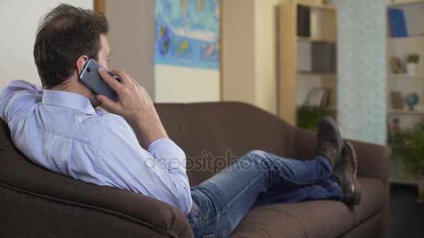 Ο άνθρωπος μιλάει στο smartphone, συζητώντας στιγμές εργασίας με το αφεντικό του, επικοινωνία — Αρχείο Βίντεο