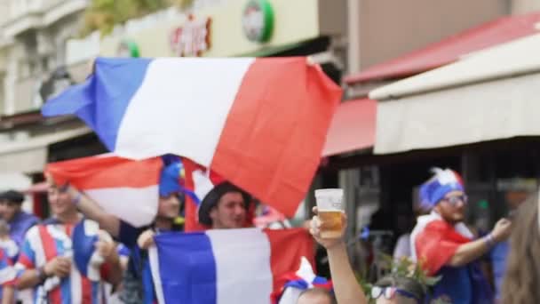 MARSEILLE, FRANCIA - 15 DE JUNIO DE 2016: UEFA EURO 2016. Los aficionados al fútbol antes de Francia vs Albania juego. Aficionados al fútbol agradables con sombreros divertidos y banderas ondeantes de Francia, partido — Vídeos de Stock