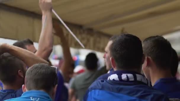 MARSEILLE, FRANÇA - JUNHO 15, 2016: UEFA EURO 2016. Fãs de futebol antes do jogo França vs Albânia. Fãs de futebol se alegrando gol e pulando ao ar livre fã-zona, apoio, França — Vídeo de Stock