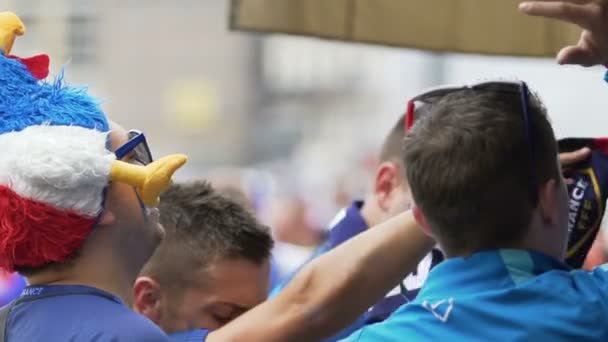 MARSEILLE, FRANCIA - 15 DE JUNIO DE 2016: UEFA EURO 2016. Los aficionados al fútbol antes de Francia vs Albania juego. Hombres gritando lema de fútbol, levantando las manos y viendo el partido en vivo — Vídeo de stock