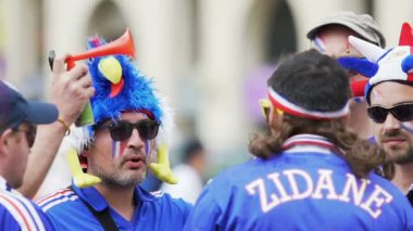 Marseille, Fransa - 15 Haziran 2016: Uefa Euro 2016. Futbol taraftarları daha önce Fransa vs Arnavutluk oyunu. Fanlar futbol, maç, oyun tartışmak komik şapkalar giyen Fransız destekçileri