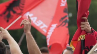 Arnavut bayrakları tutarak ve kendi takım maçında destekleyen futbol seyirci
