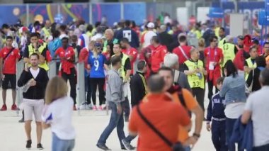 Marseille, Fransa - 15 Haziran 2016: Uefa Euro 2016. Futbol taraftarları daha önce Fransa vs Arnavutluk oyunu. Futbol bilet denetimi olay Emanet sendika fan-bölge, kamu güvenliği yakınındaki