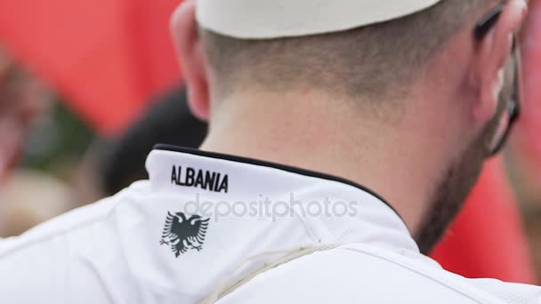 Albanien auf Männer-T-Shirt geschrieben, Fußballfan genießt spektakuläres Spiel — Stockvideo