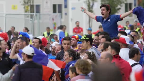 MARSEILLE, FRANCIA - 15 DE JUNIO DE 2016: UEFA EURO 2016. Los aficionados al fútbol antes de Francia vs Albania juego. Ventilador francés feliz sentado sobre los hombros de un amigo y gritando, zona de ventilador al aire libre — Vídeos de Stock