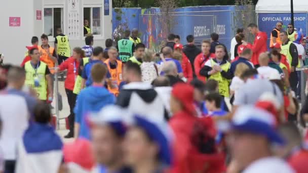 MARSEILLE, FRANÇA - JUNHO 15, 2016: UEFA EURO 2016. Fãs de futebol antes do jogo França vs Albânia. Camareiros de futebol verificando bilhetes e regulando a ordem pública, jogo desportivo — Vídeo de Stock