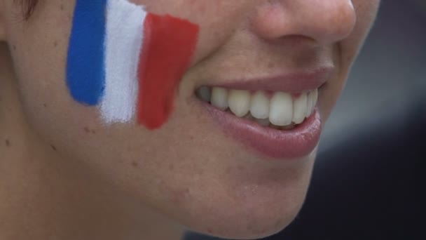 MARSEILLE, FRANCIA - 15 DE JUNIO DE 2016: UEFA EURO 2016. Los aficionados al fútbol antes de Francia vs Albania juego. Primer plano de mujer sonriente pintando la bandera de Francia en las mejillas, maquillaje — Vídeo de stock