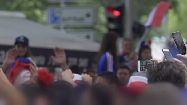 MARSEILLE, FRANÇA - JUNHO 15, 2016: UEFA EURO 2016. Fãs de futebol antes do jogo França vs Albânia. Apoiantes franceses excitados vestindo chapéus engraçados torcendo equipe nacional de futebol — Vídeo de Stock