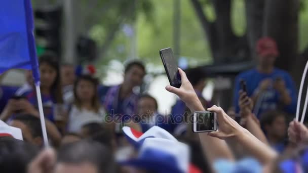 Fãs da França torcendo seleção nacional de futebol, filmando vídeo no celular — Vídeo de Stock