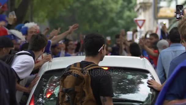 MARSEILLE, FRANÇA - JUNHO 15, 2016: UEFA EURO 2016. Fãs de futebol antes do jogo França vs Albânia. Ultras balançando carro, fãs de futebol parando de transporte, conduta desordenada — Vídeo de Stock