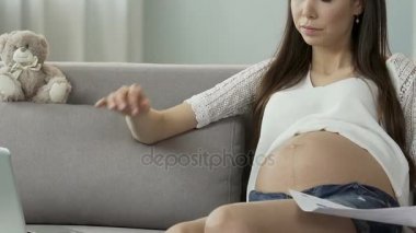 Laptop ve belgeler ile kadın çalışma, tek ebeveyn overworking bekliyor