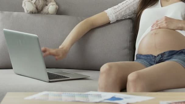 Anne-olmak bitirme yazarak ve bilgisayar, kanepeye, yorgunluk rahatlatıcı kapatma — Stok video