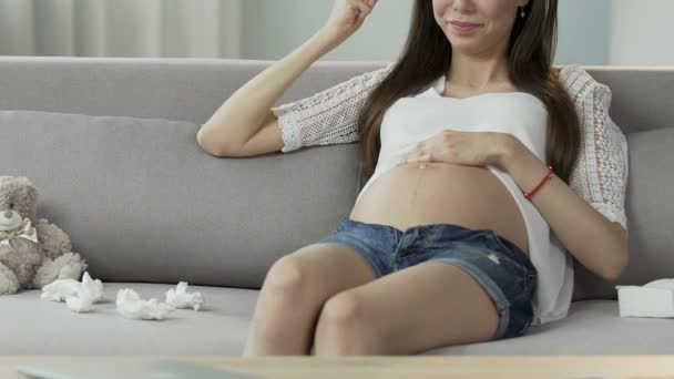 Ağlamak, kanepe el, histeri, hormonlar ile dokulardan süpürme anne-olmak — Stok video