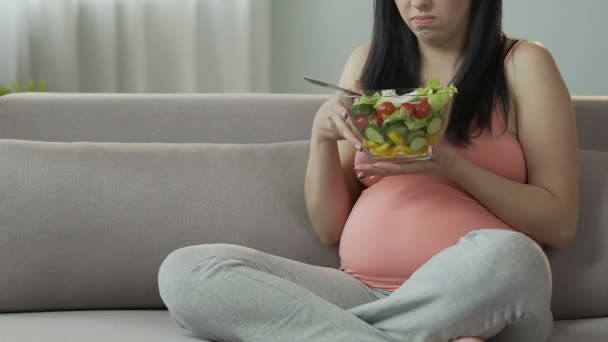 Verwacht vrouw eten Salade op de Bank en pasvorm hebben van misselijkheid, voedsel ziekte — Stockvideo