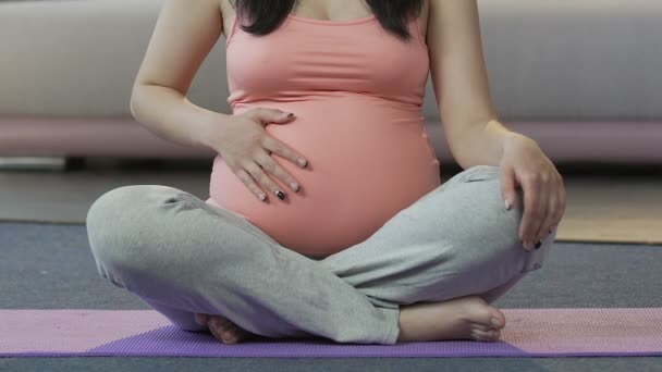 Mujer embarazada sentada en el suelo, técnica de respiración, preparación para el parto — Vídeos de Stock