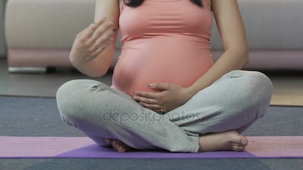 Gravid kvinna utövar yoga på våningen, prenatal utövar, fysisk aktivitet — Stockvideo