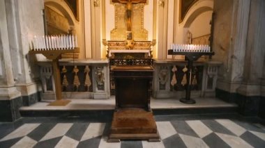 Naples, İtalya - Temmuz 2014 yaklaşık: Gezi şehrin. Naples, din ve inanç Cattedrale di San Gennaro iç ayrıntılarını
