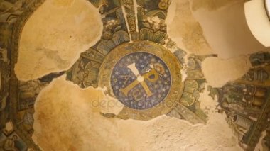 Naples, İtalya - Temmuz 2014 yaklaşık: Gezi şehrin. Görüntü angel ve aslan, vaftizhane, kilise sembolü ile eski duvar resimleri