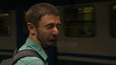 Erkek surat ve kulakları kapsayan, metro tren yapma hoş olmayan ses