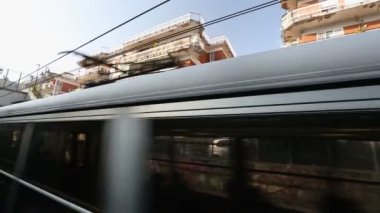 Açık hava şehir treni istasyonu yakınındaki-tarafından binalar ve duvarlarda grafiti ile geçen
