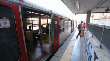 Açık hava istasyonunda, kentsel toplu taşıma tren çıkıyorum yolcu