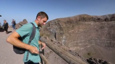 Gözlem güverte kenarına Vesuvius üstüne gelen heyecanlı adam krater video al
