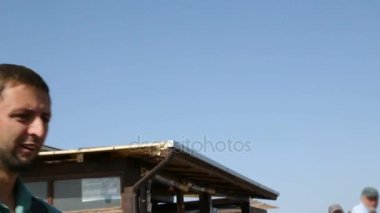 Güzel manzarayı turist çekmek için cep telefonu alarak heyecanlı