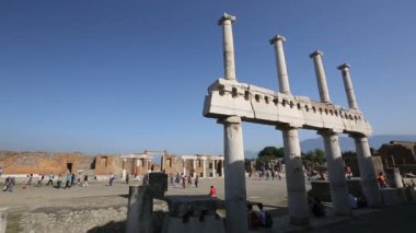 Pompeii harap şehir büyük Meydanı ' sıra içinde iki tesviye sütunların satır