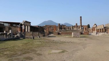 Pompei, İtalya kalıntıları binalar ve çevresinde sütunlar ile Jüpiter Tapınağı