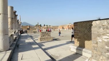 Pompeii, sıra içinde Jüpiter Tapınağı yakınındaki antik duvarlar yapıların kalıntıları