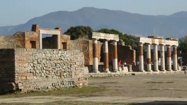 Astar antik sütunların kırık satır Pompeii içinde kare kadar arkasında yürüyen insanlar