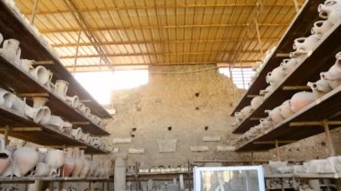 Birçok oda korunmuş amfora ve antik diğer ürünler Pompei, İtalya