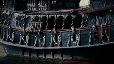 Karanlık Kalyon gemi deniz, eski ahşap korsan gemi yelken toplar ile