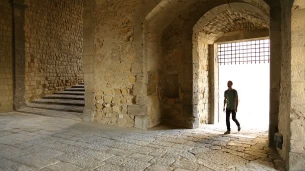 Jovem com saco entrando antigo castelo em Nápoles, Castel dell 'Ovo tour — Vídeo de Stock