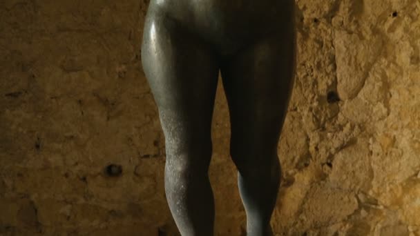 Pohled na bronzovou sochu zoufalá žena stojící uvnitř vejce hradu v Neapoli — Stock video